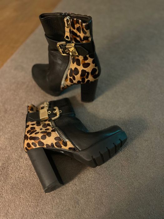 Botins pele com pelo animal