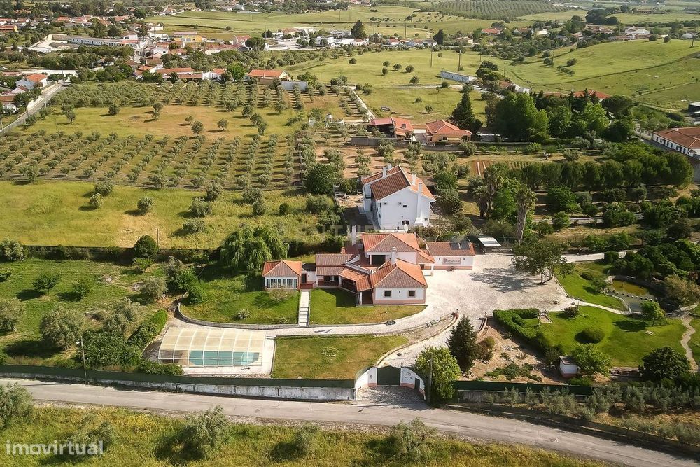 Moradia de sonho com Piscina, 7 Divisões e com Terreno 8461 m2  – Exce