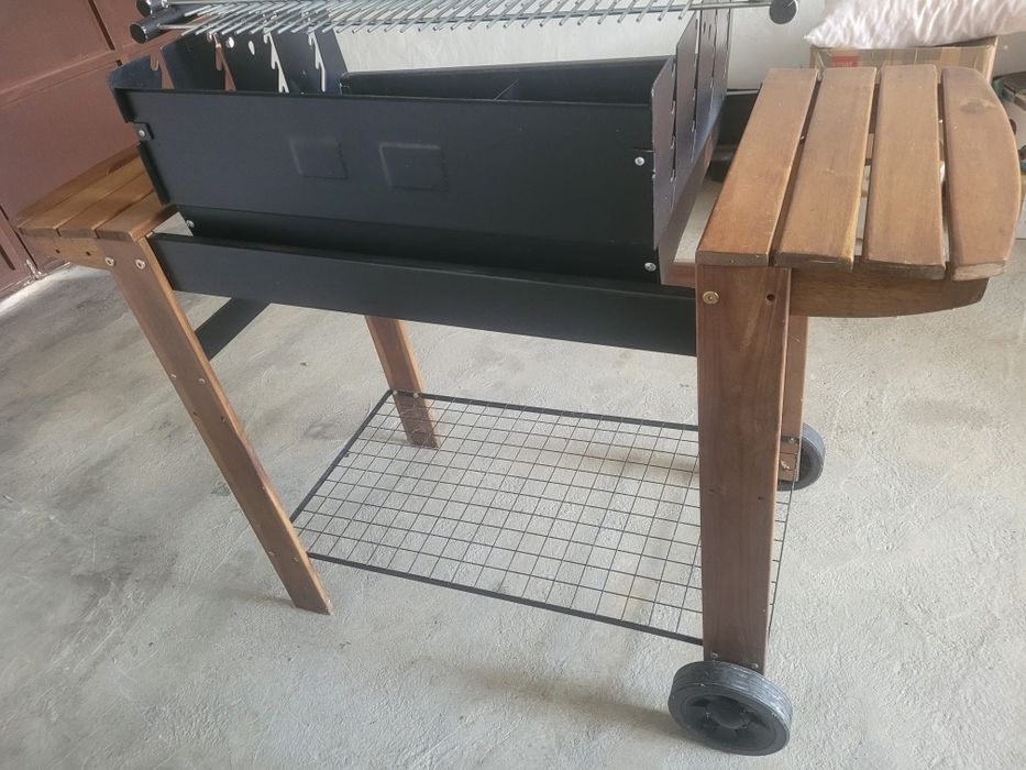 Grelhador a carvão com suporte Novo