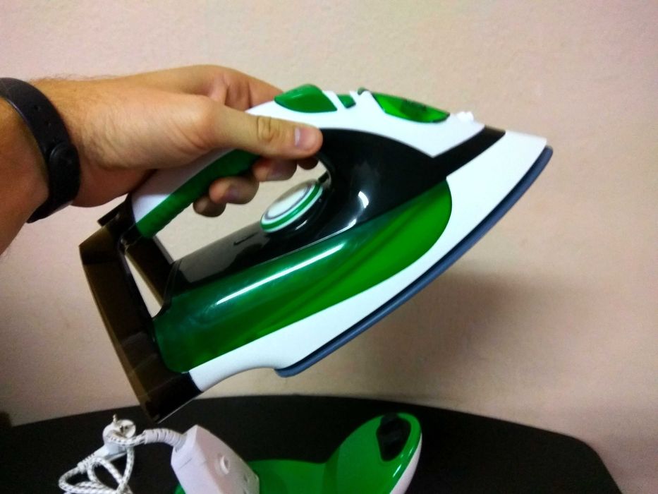 Праска без дроту утюг Royalty Line з керамічною підошвою 2200 Вт