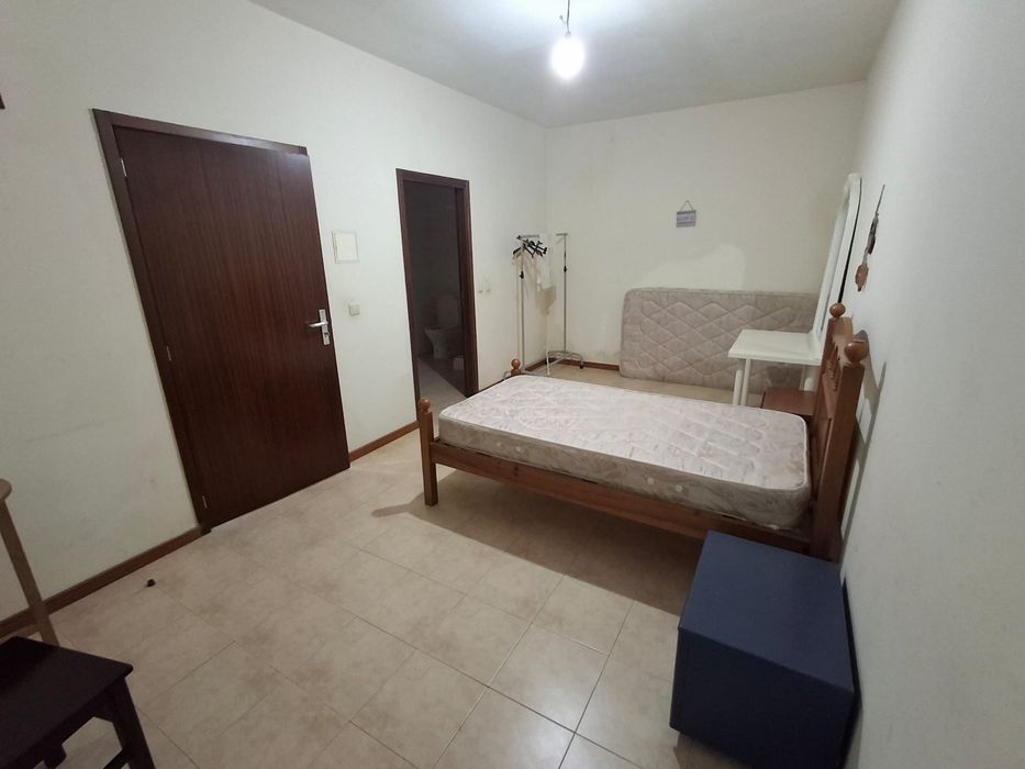 Arrenda-se quarto