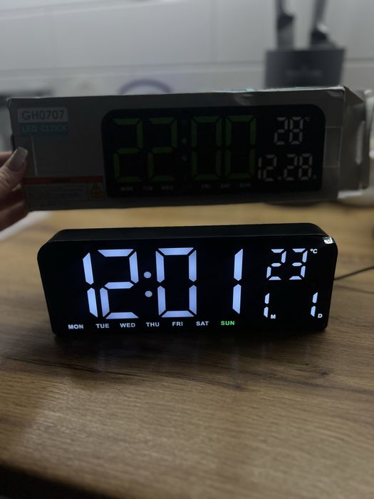 Настільний або настінний LED годинник