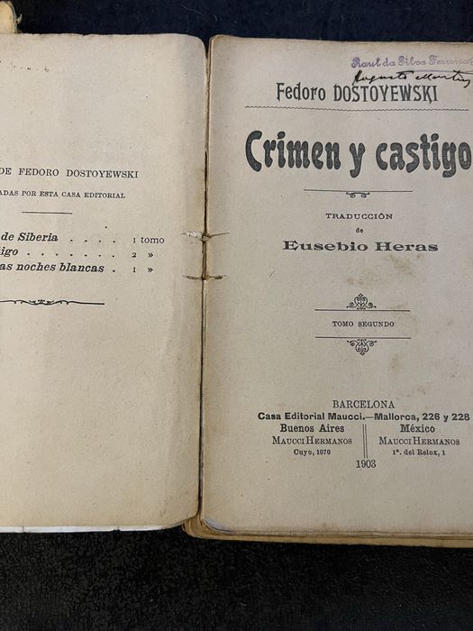 Exemplares da obra Crime e Castigo