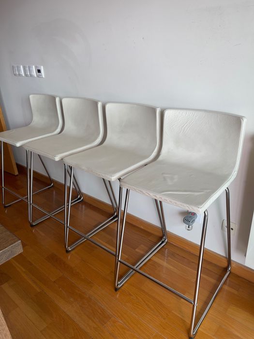 4 bancos altos Ikea Bernhard