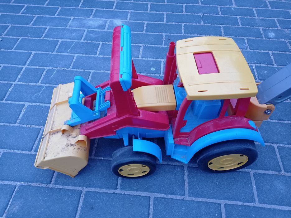 Duży traktor koparka.