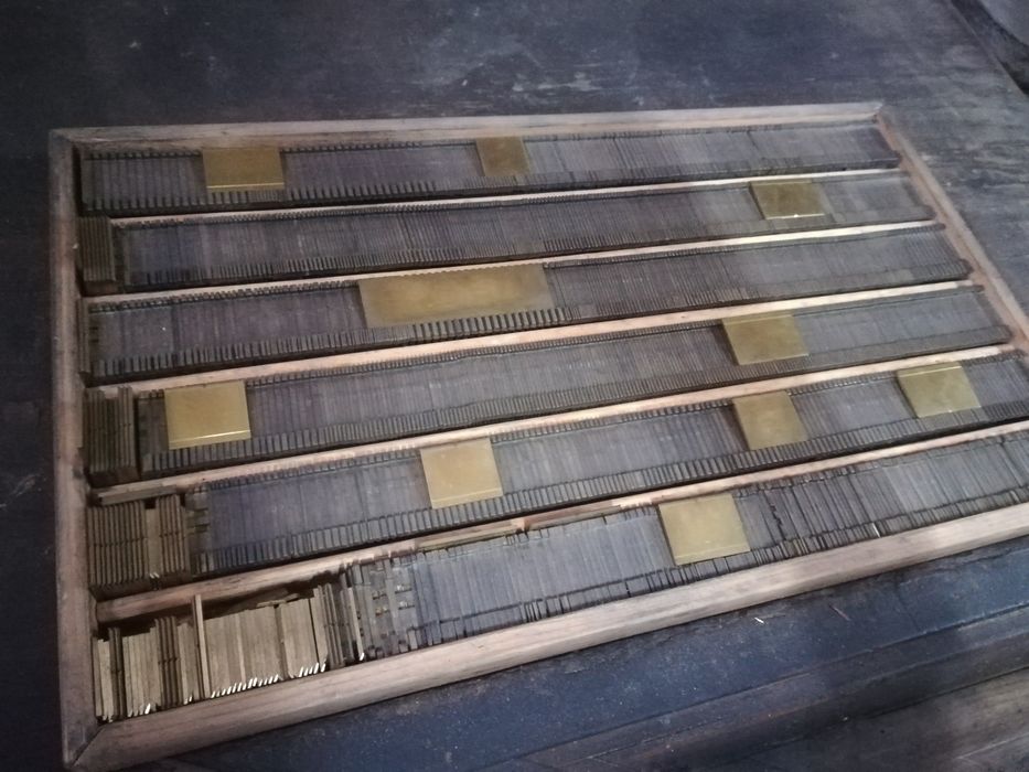 Caixa de Tipografia com placas de latão. 9Kg.