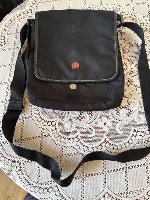 Pojemna torba na jedno ramię czarna