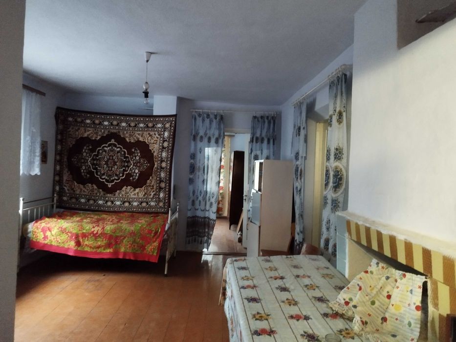 Будинок цегляний на березі річки ліс поряд   Н