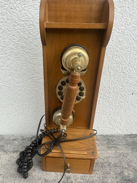 ozdobny, ścienny telefon stacjonarny w stylu retro (vintage),