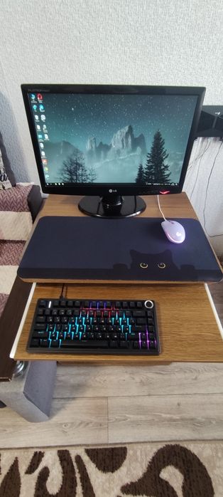 Комп’ютерний стіл + механічне крісло з регулюванням висоти та нахилом