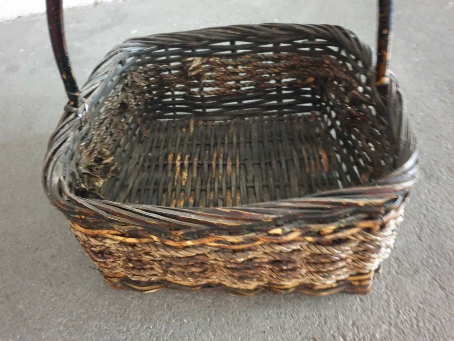 Vários cestos de vime