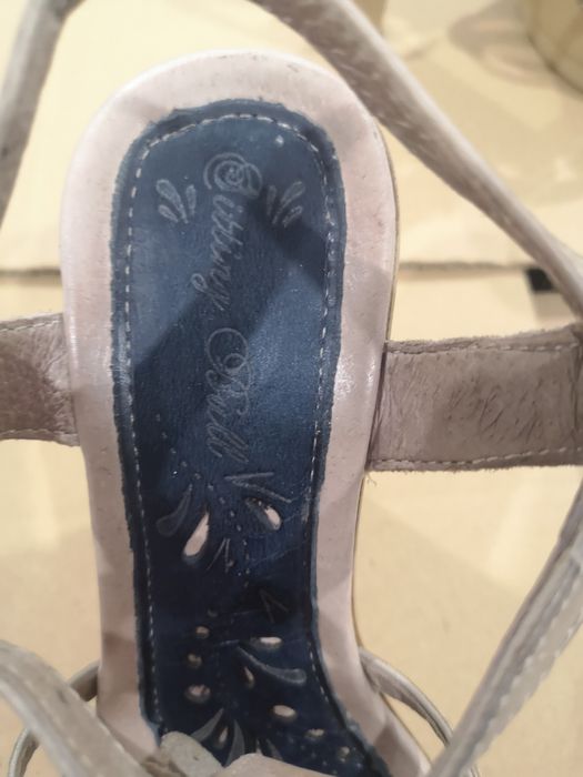 Sandálias de salto alto, em tons beje e azul, 35