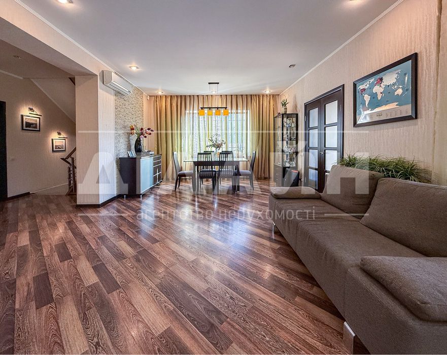 Гарний будинок на Правому 350 м2 , 16 сот