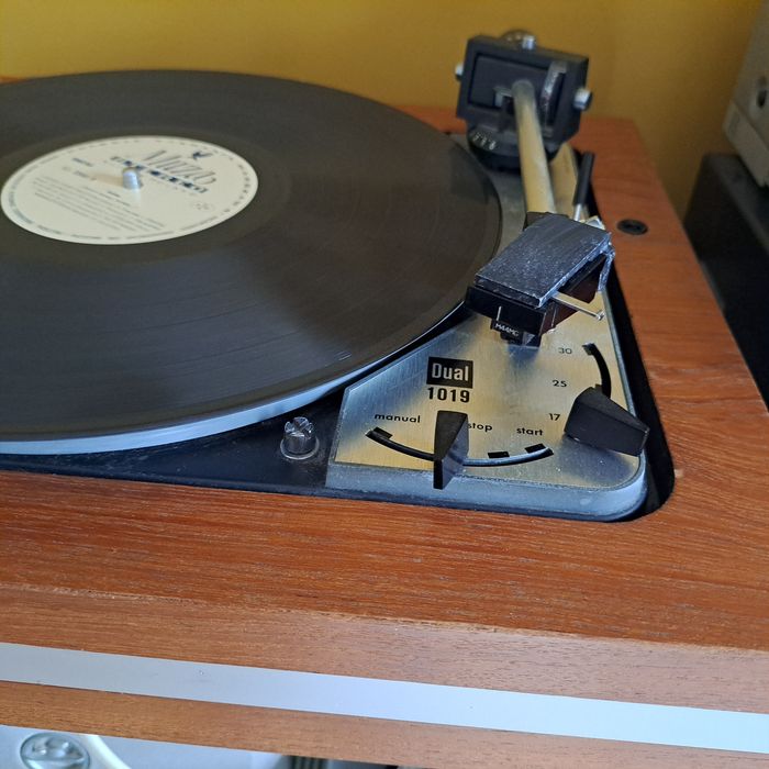 Stary gramofon DUAL 1019