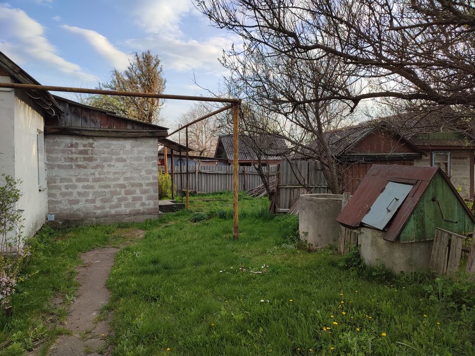 Продам півбудинку з ділянкою