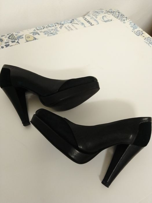 Sapatos pretos salto alto