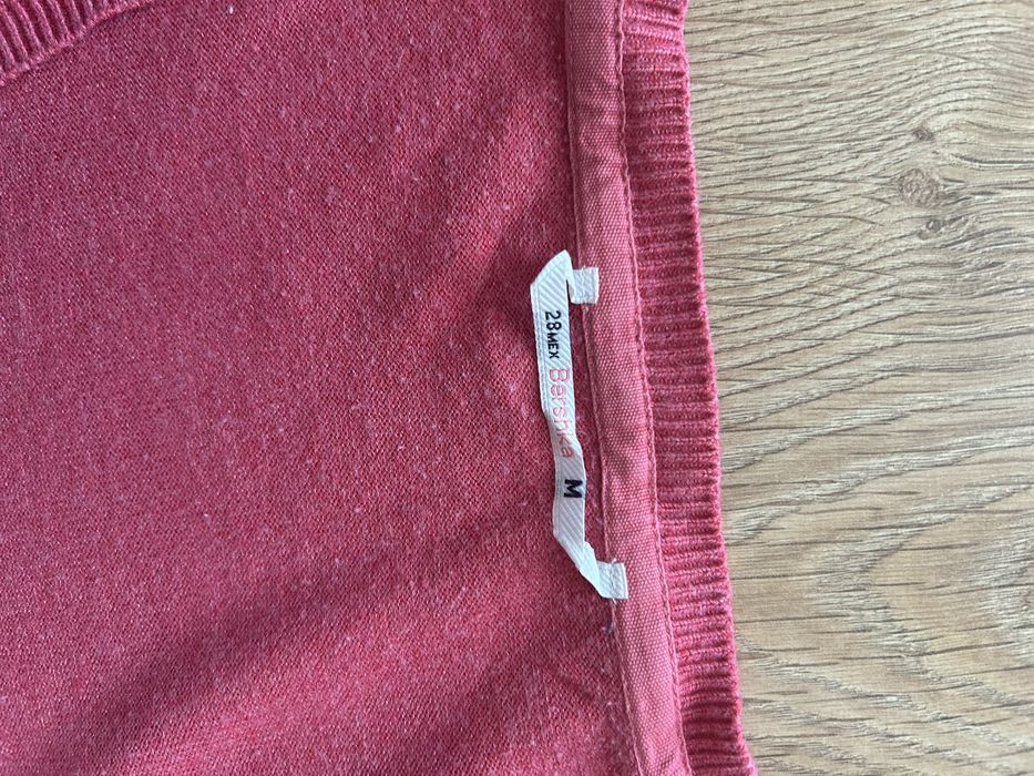 Malinowy sweterek zapinany