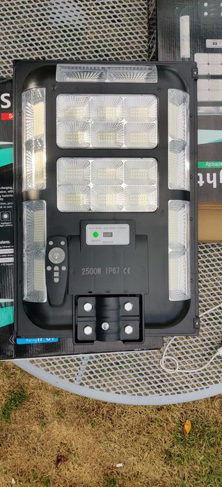 Lampa solarna LED z pilotem