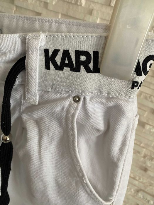 Karl świetne białe spodnie dżinsowe z pasem i aplikacjami