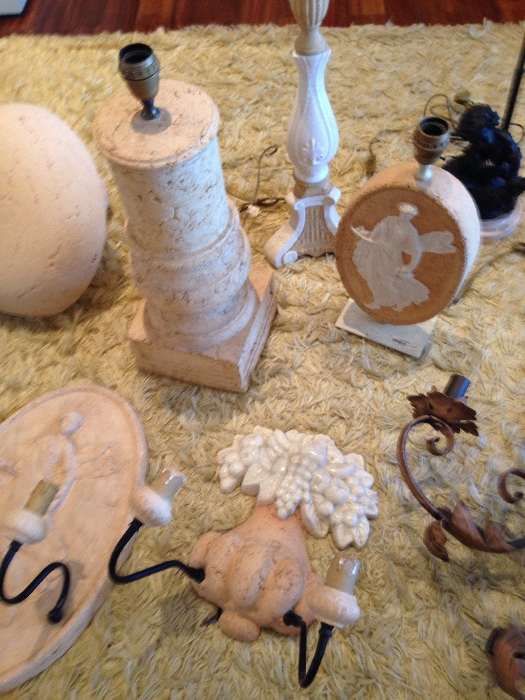 ANTIQUÁRIO-Candeeiros apliques em terracota, ferro forjado, cerâmica