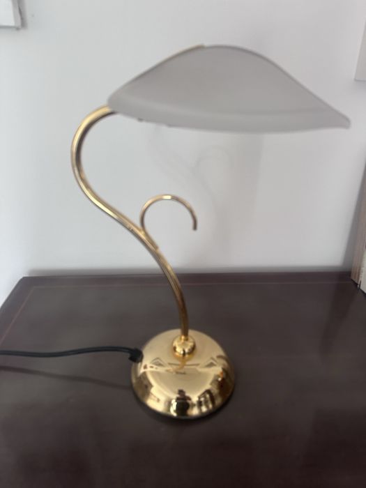 Candeeiro de mesa dourado e vidro temperado