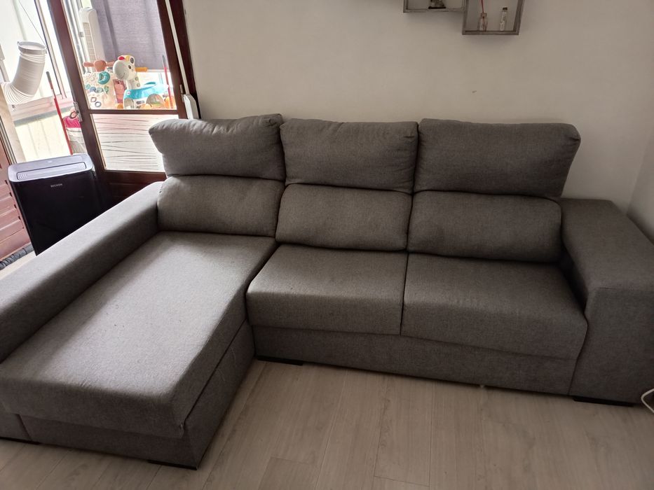 Sofá chaselong com arrumação