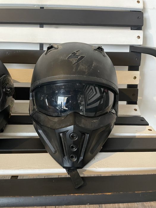 Três capacetes de mota