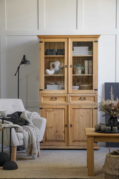 Drewniana witryna przeszklona do salonu z szufladami, rustykalna