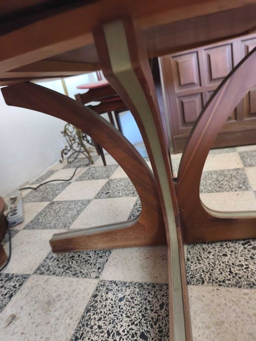 Mesa de sala redonda extensível, em madeira maciça.