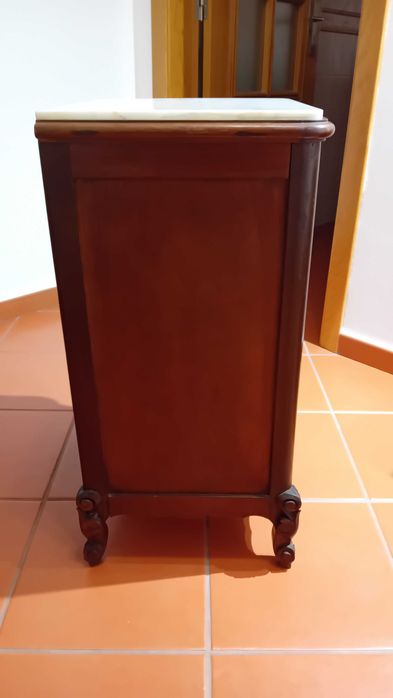Mesa de Cabeceira Antiga