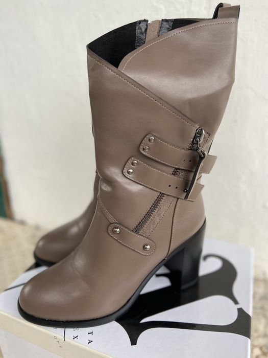 Сапожки на каблуку