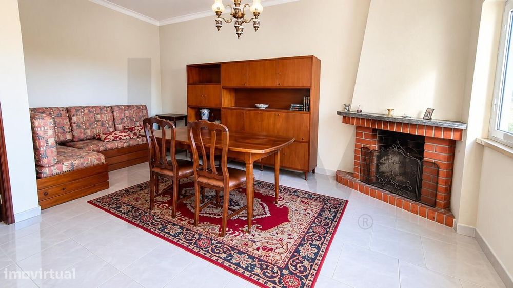 Encantadora Moradia T2 Unifamiliar com Garagem, Quintal e Churrasqueir