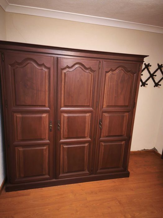 Mobília de quarto de casal, em mogno completa