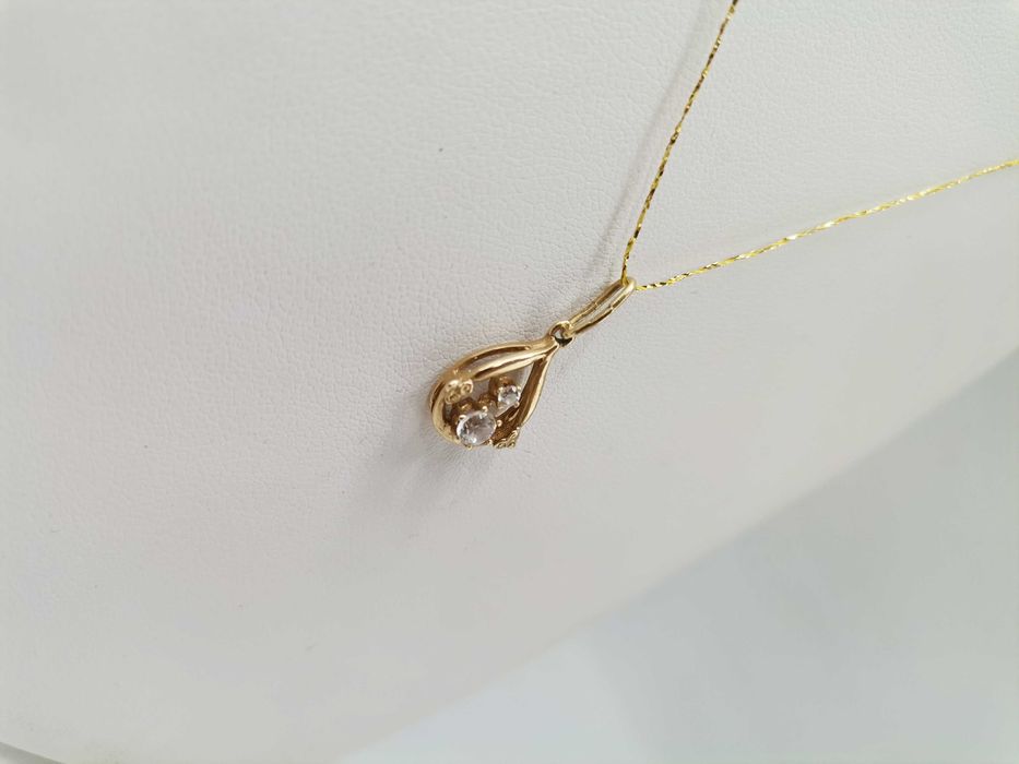 Złota zawieszka z cyrkoniami.