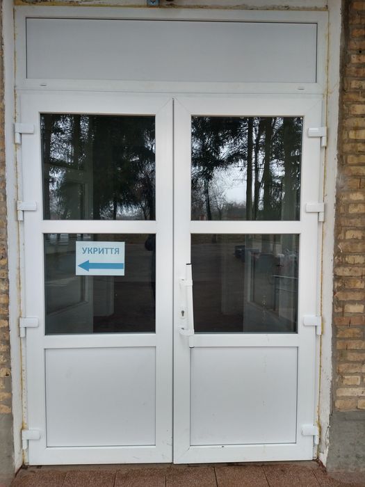 Продам пластикові двері