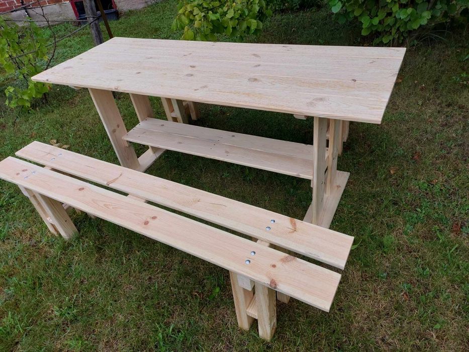 Stół wraz z ławkami