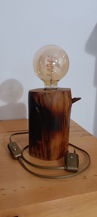 Candeeiro rústico madeira feito á mão.