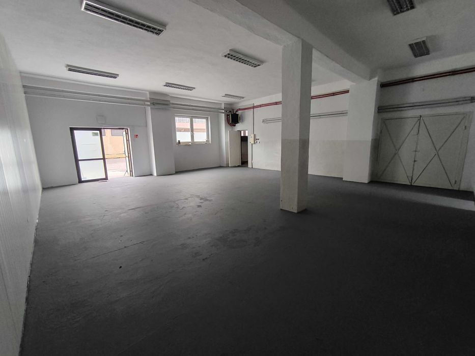 Wynajem-Lokal handlowo/magazynowo/ usługowy 141 m2