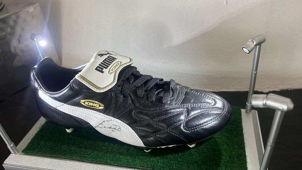 Chuteira do Eusébio autografada