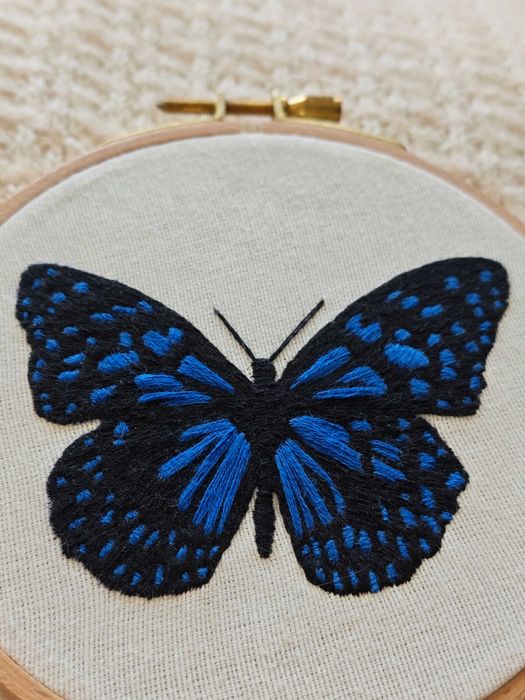 Tamborek z ręcznym haftem, motyl, dekoracja ścienna