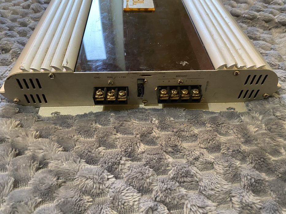 Продам уселитель jbl