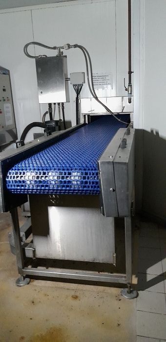 Tunel mroźniczy. Pączki, ciastka, bułki.