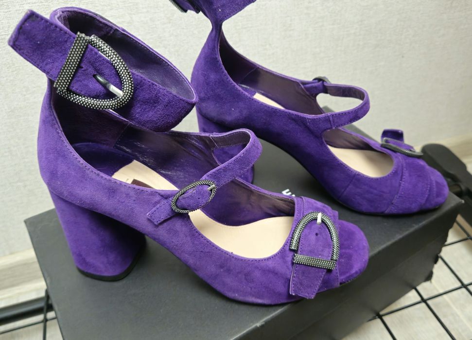 Фиолетовые замшевые босоножки утерка Uterque натуральний замш босоніжк