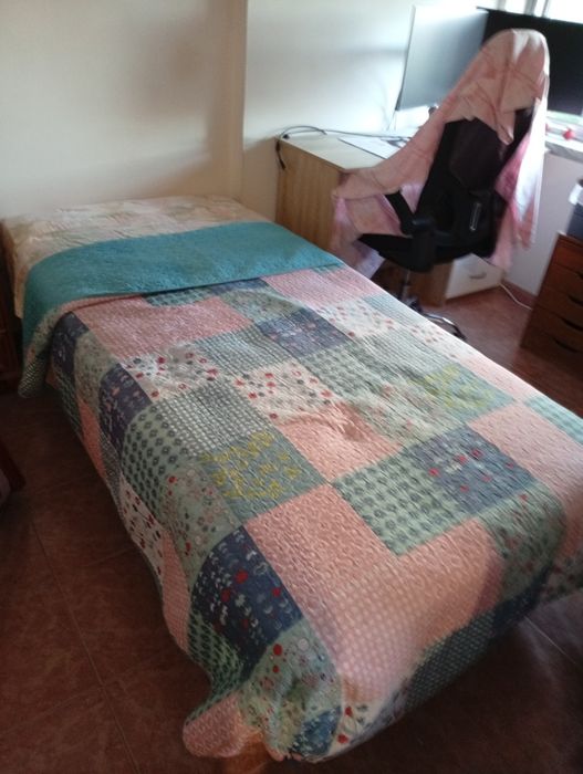 Vende-se cama solteiro, composta por estrado com pés metálicos e colchão.