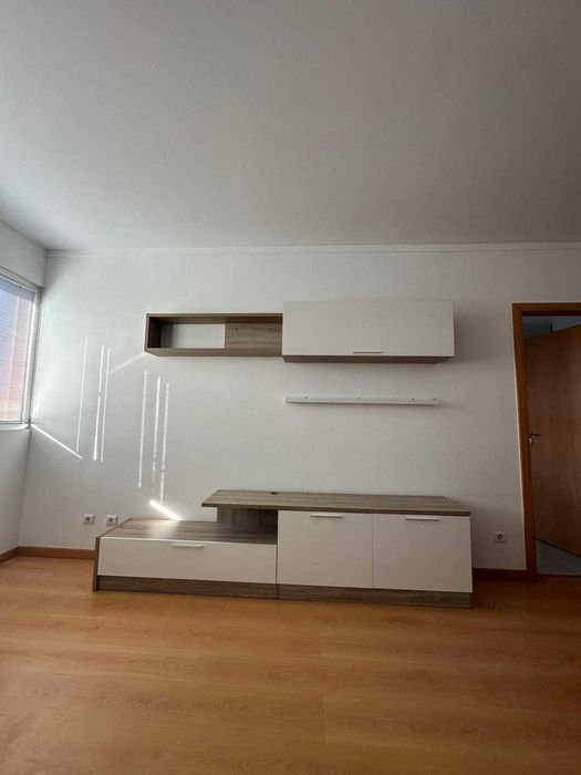 Móvel TV IKEA branco e castanho com prateleira em óptimo estado