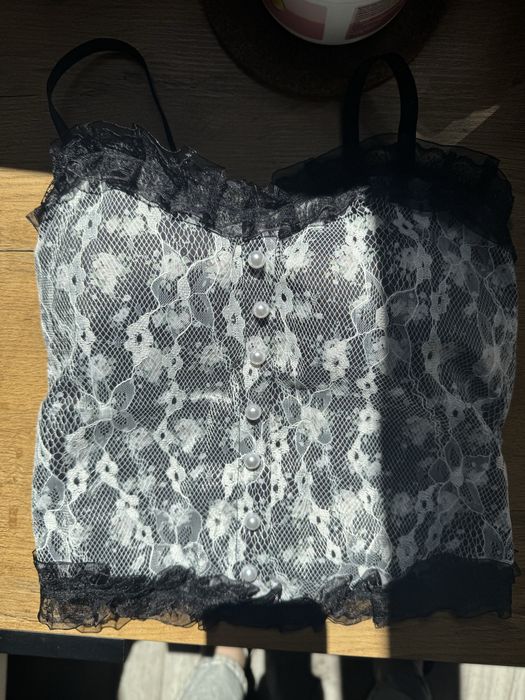 Czarny top na ramiączkach