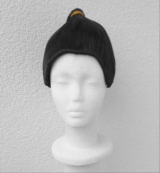 Czarna krótka peruka z kitką samurai wojownik krótki czarny wig