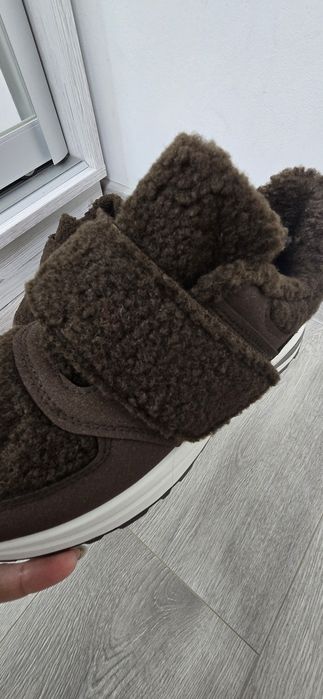 Продам зимові кросівки 24см