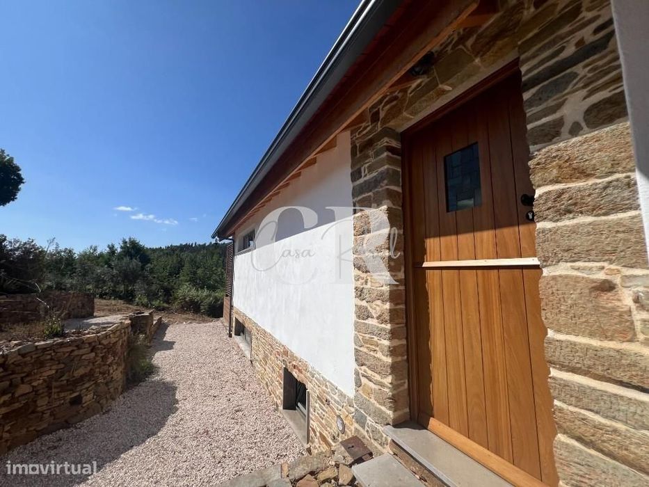 Casa de Pedra Renovada, Ruínas, Riacho, Poços e 15.570m2 de Terreno na