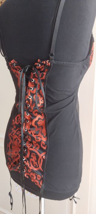 Piękny gorset zdobiony